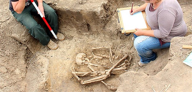 Mord und Totschlag vor 4000 Jahren Ungewöhnliche Position: Dieses Frauenskelett war in der Körpermitte zusammengeklappt. Eine derartige Art der frühbronzezeitlichen Bestattung ist für Mitteleuropa bislang einmalig.