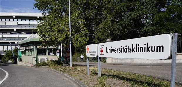 Verbund statt Fusion: Pläne für Uniklinik Mannheim-Heidelberg frühestens 2023 Ein Schild mit der Aufschrift „Universitätsklinikum“ steht an einer Einfahrt zum Universitätsklinikum Mannheim.