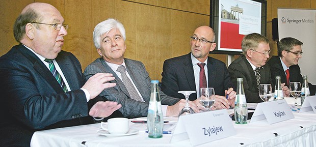 Die Welt der Pflege vor Erschütterungen Unionspolitiker Willy Zylajew (links) diskutiert mit Dr. Max Kaplan, Wolfgang van den Bergh, Andreas Westerfellhaus und Thomas Ballast.