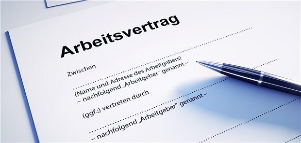 Ein Arbeitsvertrag liegt auf dem Tisch.