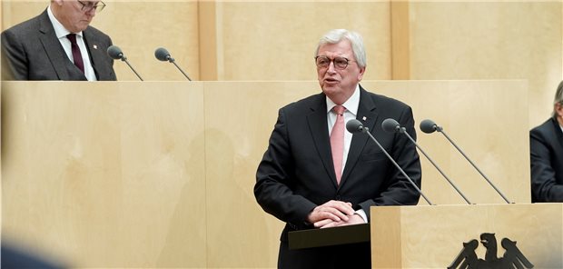 Infektionsschutzgesetz: Bouffier sieht Beziehungen von Bund und Ländern „am Tiefpunkt“ „Unsäglich“: Hessens Ministerpräsident Volker Bouffier (CDU) während seiner Rede zur Novelle des Infektionsschutzgesetzes am Freitag.