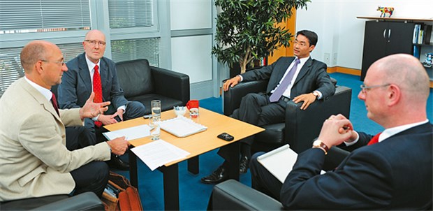 Rösler: "Wir wollen keine Hausärzte erster und zweiter Klasse" "Unser Handeln trägt liberale Handschrift." Minister Philipp Rösler und sein Sprecher Christian Lipicki (r.) im Gespräch mit dem Chefredakteur der "Ärzte Zeitung" Wolfgang van den Bergh (l. ) und Hauptstadtkorrespondent Thomas Hommel (2. v.l.)
