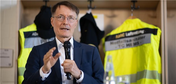  Bundesgesundheitsminister Karl Lauterbach spricht.