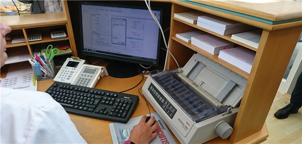 Unspektakulär, aber nicht billig: Der Anschluss an die sichere Onlinewelt der Telematikinfrastruktur ist manchem Praxisinhaber ein Dorn im Auge.