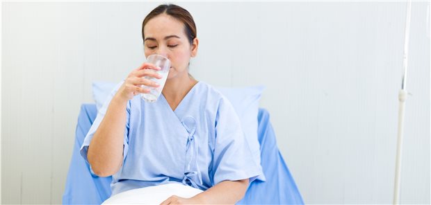 Unstillbarer Durst ist typisch für Diabetes insipidus: Die Hypophyse setzt zu wenig anti-diuretisches Hormon (ADH) frei, sodass die Niere große Urinmengen produziert.