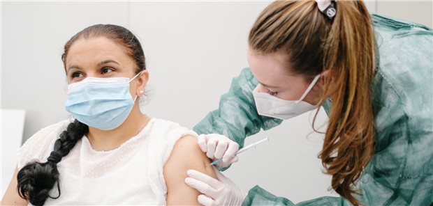 Unter 30-Jährige sollen künftig sowohl für die Grundimmunisierung als auch für mögliche Auffrischimpfungen die Vakzine von BioNTech/Pfizer erhalten.