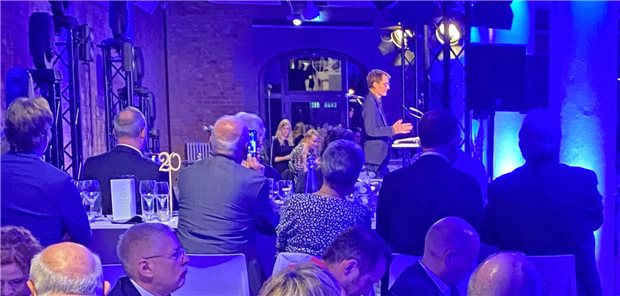 Lauterbach: „Die Hausarztzentrierte Versorgung steht nicht zur Disposition“ Unter Hausärzten: Gesundheitsminister Lauterbach bei seiner Lobrede an den scheidenden Bundesvorsitzenden Weigeldt auf dem Gesellschaftsabend.