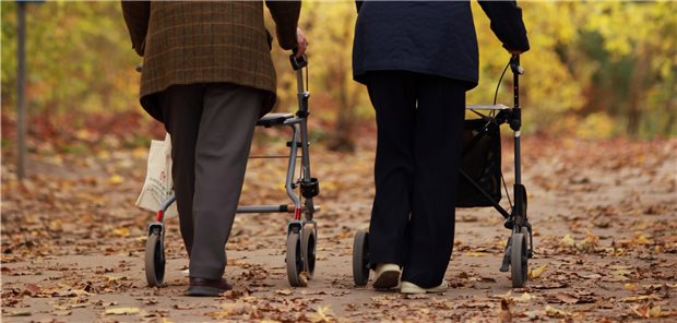 Unter anderem geht es auch um Gehhilfen: Mehrere Anbieter sollen unzulässigerweise einheitlich von den Kassen mehr Geld für Hilfsmittel gefordert haben.