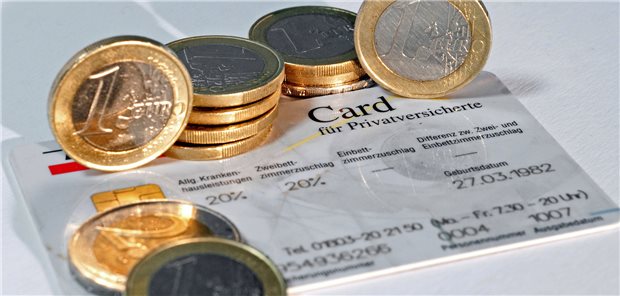 Unter bestimmten Umständen müssen private Krankenversicherer ihren Kunden die Kosten auch für Therapien erstatten, keine wissenschaftliche Evidenz haben.