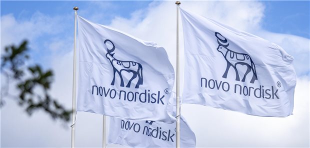 Fahnen mit dem Firmenlogo des Insulinspezialisten Novo Nordisk.