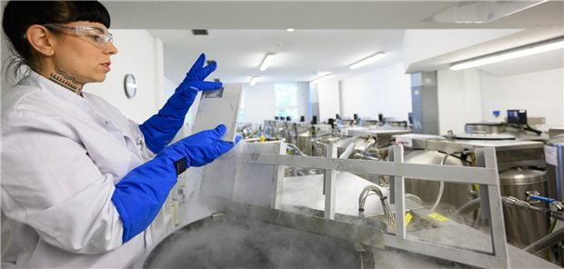 Unimedizin und Verbände einigen sich auf Konzept für eine Nationale Biobank Unter dem Dach des Netzwerks Universitätsmedizin (NUM) sollen Millionen Gewebe- und Flüssigproben sowie abgeleitete Daten in einer zentralen digitalen Plattform für die medizinische Forschung bereitgestell werden.