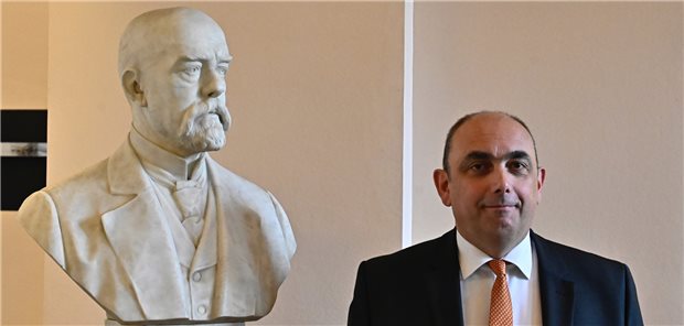 RKI-Vize Schaade: Gehen von konstanter Ansteckungsrate aus Unter den Augen von Robert Koch: RKI-Vize Lars Schaade erklärte am Dienstag den R-Wert.