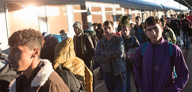 Psychotherapie unter Flüchtlingen Unter den Flüchtlingen, wie hier am Bahnhof in Schönefeld, sind viele mit schweren Traumatisierungen.