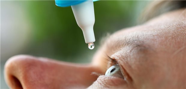 Unter den topisch Behandelten entwickelten 1,3 Prozent ein postoperatives Makulaödem, 0,8 Prozent eine Iritis und 3,4 Prozent ein Glaukom oder einen relevanten Augeninnendruckanstieg. In der Injektionsgruppe waren es mit 0,9 Prozent, 0,5 Prozent und 2,8 Prozent tendenziell weniger.