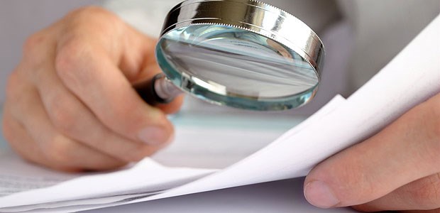 Auf den Emittenten kommt es an Unter der Lupe: Wer die Preise für Zertifikate verschiedener Anbieter vergleicht, kann Geld sparen.