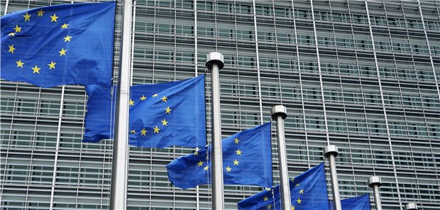 Bilanz der Corona-Pandemie: Mehr Kooperation und Solidarität nötig Europaflaggen vor der Europäischen Kommission in Brüssel.