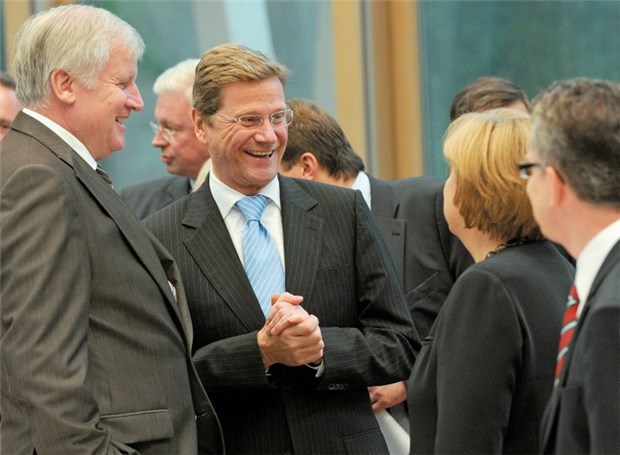 Unter liberalem Einfluss bekommt die PKV wieder Rückenwind: die neuen Koalitionäre Seehofer, Westerwelle und Merkel.