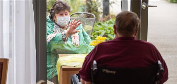 Jedes zweite Corona-Opfer lebte im Heim Unterhaltung durch die Glasscheibe: Noch im Mai waren Besuche von Angehörigen unmöglich. Eine Studie bestätigt die Wichtigkeit, Erstinfektionen in Pflegeheimen zu vermeiden.