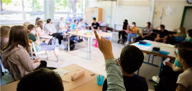 Pädiater kritisieren Aussetzung der Präsenzpflicht an Schulen Unterricht an einer Berliner Schule unter Coronabedingungen. Wegen der hohen Inzidenzzahlen hat die Regierende Bürgermeisterin Franziska Giffey (SPD) die Präsenzpflicht ausgesetzt. Daran gibt es Kritik von Kinder- und Jugendärzten.