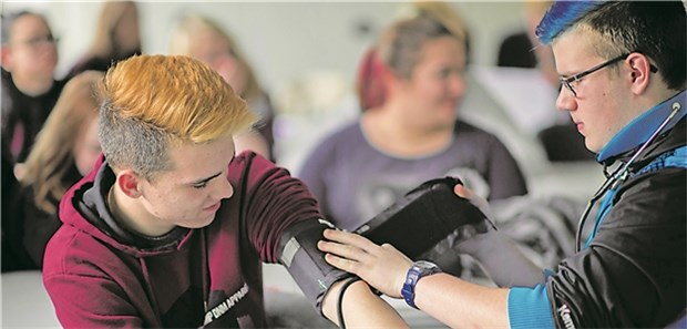 Pflegeunterricht in der Gesamtschule Unterricht mal ganz anders: Arvid (l) und Justin (r) beim Blutdruckmessen.