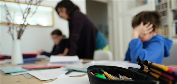 Homeschooling erschöpft Eltern – und Kinder Unterricht zu Hause: Ein Drittel der Kinder berichtet über psychosomatische Beschwerden.