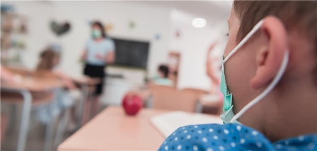 Corona-Infektion als Dienstunfall – Beamtinnen in NRW klagen Unterrichtssituation mit Maske: Zwei Lehrerinnen, die an Corona erkrankt waren, wollen jetzt die Anerkennung der Erkrankung als Dienstunfall erstreiten.