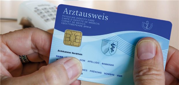 Unterschreiben Sie einfach mit Ihrem guten Namen! Die qualifizierte elektronische Signatur mit dem E-Arztausweis gilt auch für das E-Rezept.&#xA;