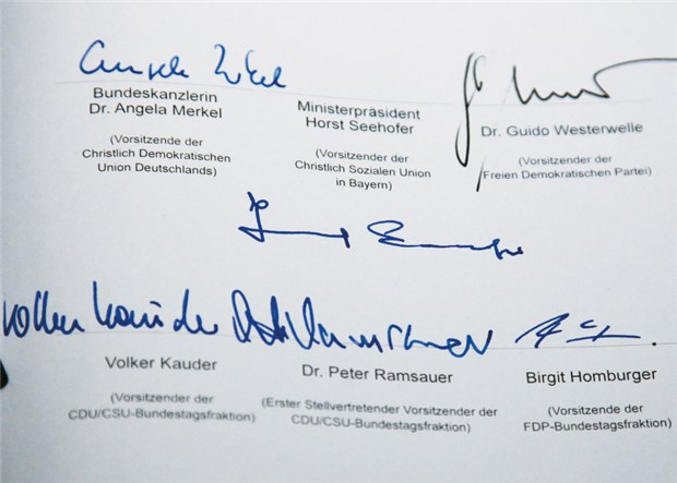Gesundheitsreform steht auf der Kippe Unterschrieben haben den Koalitionsvertrag alle drei Parteichefs: Merkel, Seehofer und Westerwelle. Doch wer hält sich noch dran? © Hannibal / dpa