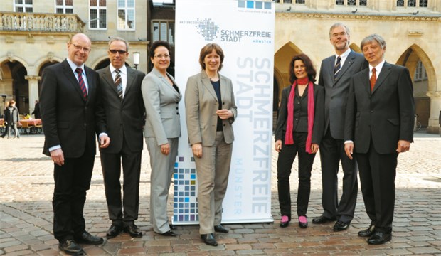 Aktionsbündnis will Münster zur schmerzfreien Stadt machen Unterstützen das Aktionsbündnis: Markus Lewe (Oberbürgermeister), Michael Nake (Privatuni Salzburg), Ingrid Spohr (Leiterin Medizin Mundipharma), Birgit Fischer (BarmerGEK), Esther Pogatzki-Zahn (Uniklinik Münster), Jürgen Osterbrink (Projektleiter), Gerhard Brodner (Fachklinik Hornheide). © Terrahe