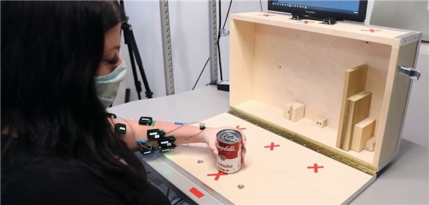 Unterstützt von der Rückenmarksstimulation gelang es einer Studien-Teilnehmerin, eine Suppendose zu greifen. Ohne Stimulation ist diese Bewegung für Betroffene schwierig, da das Drehen des Handgelenks nach einem Schlaganfall schwerfällt.
