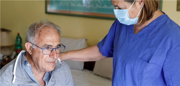 Studie: Pandemie belastet Pflegebedürftige stark Unterstützung bei der Pflege zu Hause. In der Pandemie-Hochzeit waren Angebote wie Tagespflege oder Ergotherapie nur bedingt möglich. Eine zusätzliche Belastung für Pflegebedürftige und ihre Angehörigen.
