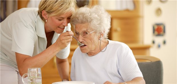 Unterstützung beim Essen ist wichtig, um Mangelernährung zu beseitigen oder zu verhindern. (Symbolbild mit Fotomodellen)