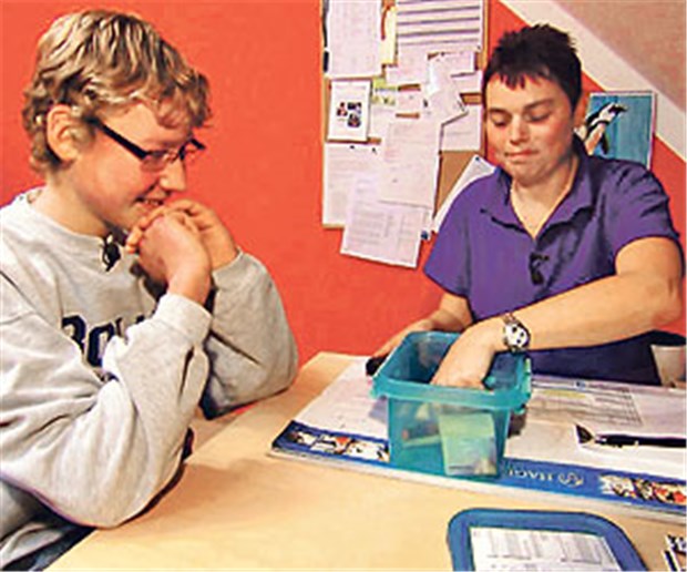 Drei Initiativen für Kinder mit Diabetes ausgezeichnet Unterstützung, die ankommt: Ein junger Diabeiker wird für die Bedeutung der Kontrolle von Blutzuckerwerten sensibilisiert.