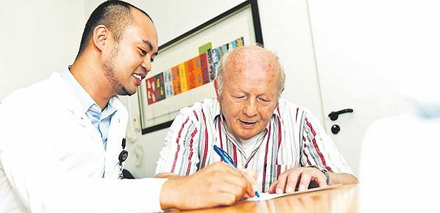 Kölner Netzwerk bietet Sprechstunden der besonderen Art Unterstützung zu Hause: Parkinson-Pfleger Richard Dano (links) erklärt Patient Horst Neumann (rechts) Unterstützungsmöglichkeiten.