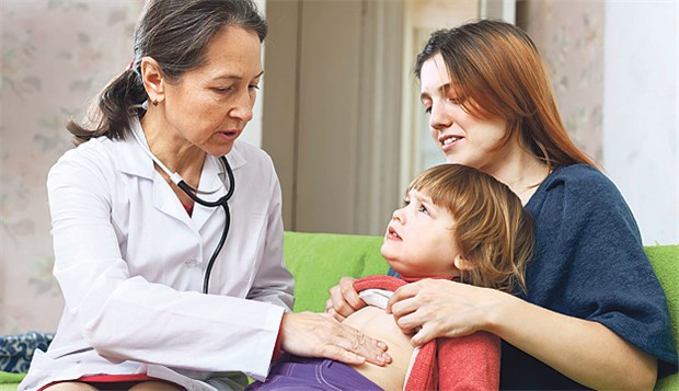 Untersuchung am Bauch: Gibt die Mutter ihr Einverständnis zu der Behandlung?