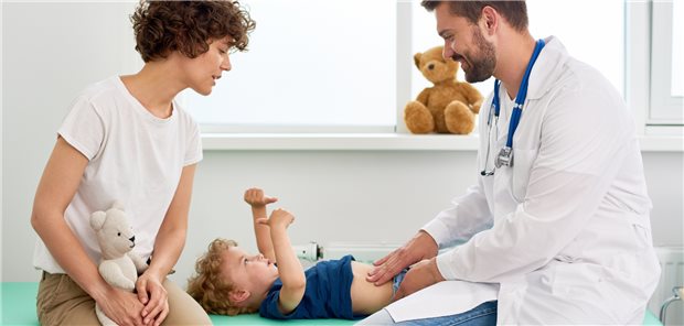 Arzt untersucht Kind auf akute Appendizitis