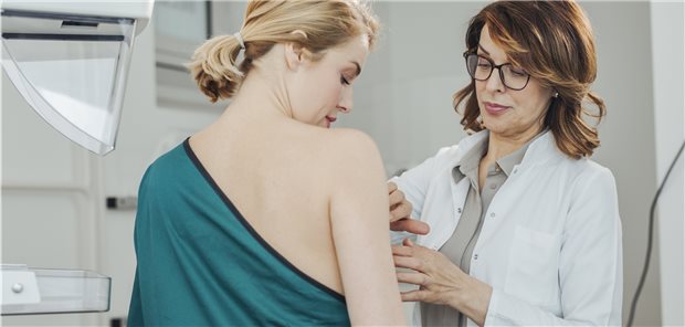 Drei weitere Brustkrebs-Biomarker auf Kassenkosten Untersuchung auf Brustkrebs. Gibt es einen positiven Befund, kann mit den Biomarkertests herausgefunden werden, wie hoch die Aktivität von verschiedenen Genen in den Krebszellen ist. (Symbolbild mit Fotomodell)