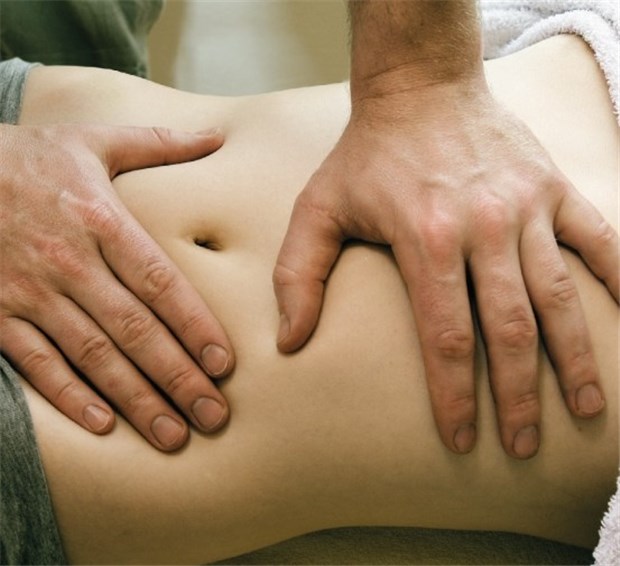 Homöopathika lindern Brechdurchfall Untersuchung bei Gastroenteritis: Phosphorus hilft, wenn Patienten vor Aufregung krank sind und eine Massage die Beschwerden lindert.
