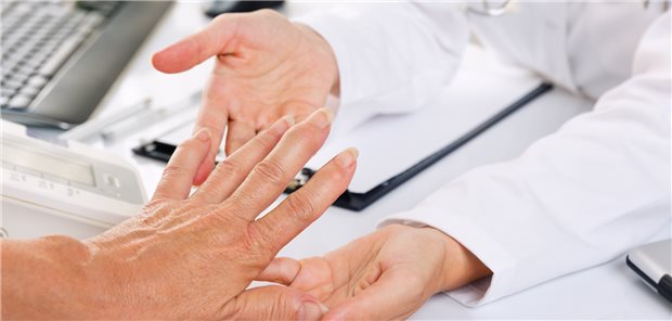 Untersuchung bei Rheumatoider Arthritis (RA): Für manche Patienten in Remission kann das Absetzen der Medikation eine Option sein.