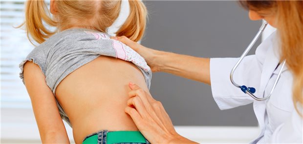 Untersuchung bei Rückenschmerzen – wo genau tut’s weh? (Symbolbild mit Fotomodellen)