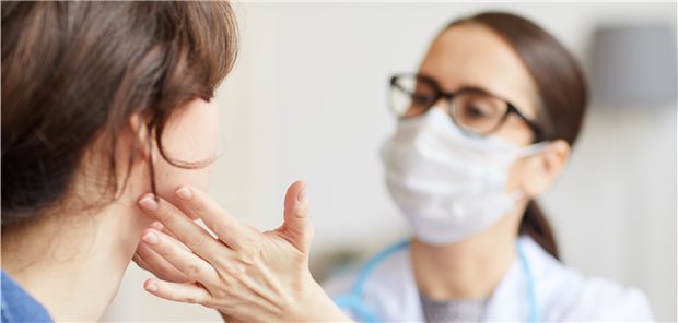 Untersuchung bei einer HNO-Ärztin: Werden Patienten mit idiopathischer subglottischer Stenose erst einmal an einem HNO-Arzt überwiesen, geht die Diagnose meist recht zügig voran.