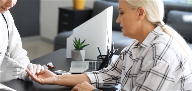 Textbaustein: fotoausUntersuchung beim Hausarzt: Glukose- und Blutdruckwerte können im Diabetes-Pass dokumentiert werden.