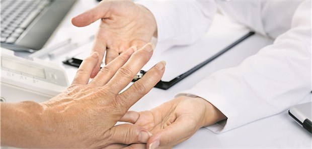 Untersuchung der Handgelenke: Rheuma-Patienten können künftig von ASV-Teams profitieren.