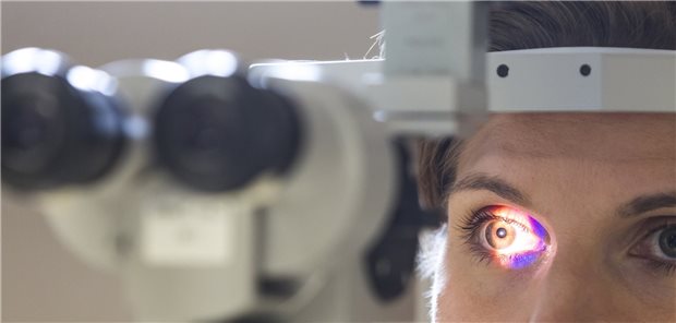 Fachärzte in Bayern: „Begrenzte Leistungen für begrenztes Geld!“ Untersuchung der Retina: Werden die Wartezeiten für solche Leistungen in Zukunft länger? Die Augenärzte wollen eine Urabstimmung zu Leistungseinschränkungen organisieren, schreibt der Facharztverband in Bayern.