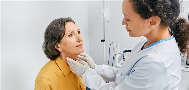 Untersuchung der Schilddrüse: Für Amiodaron-induzierte Thyreotoxikosevom vom ersten Typ sind thyreostatisch wirkende Thionamide indiziert, gegen den zweiten Typ werden Glukokortikoide eingesetzt.