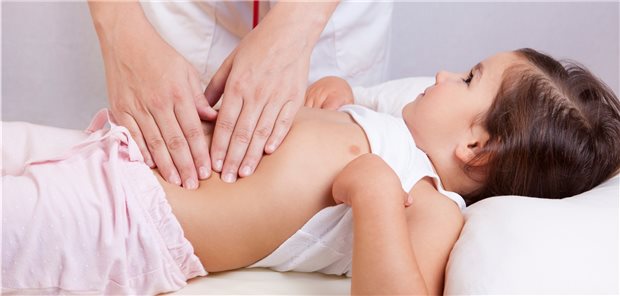 Untersuchung des Abdomens: Hat das Kind eine akute Appendizitis? Das Ausmaß der postoperativen Komplikationen hängt in diesem Fall wohl nicht davon ab, ob das Kind sofort operiert wird oder erst einige Stunden später, sofern es klinisch stabil ist.