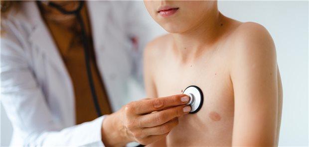 Untersuchung des Herzens: Rund 3.500 Kinder in Deutschland haben eine schwere Herzinsuffizienz.