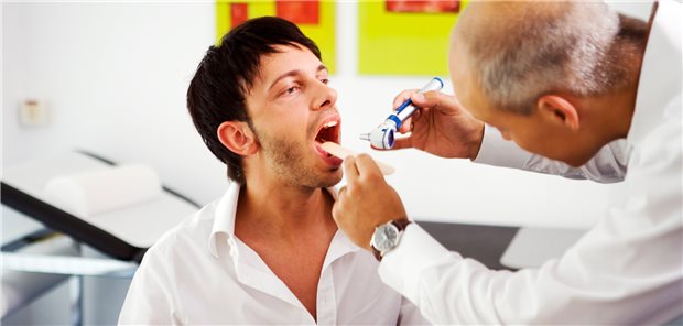 Untersuchung des Mundraums: Wunde Zunge oder nicht heilende Mundgeschwüre sowie rote oder weiße Flecken im Mund können Zeichen von Kopf- und Halskrebs sein (Symbolbild mit Fotomodellen).