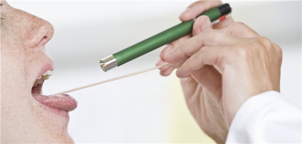 Untersuchung des Rachens: In einer Studie kam es bei etwa zwei Prozent der Kinder und Jugendlichen mit Tonsillektomie zu späteren Blutungen.