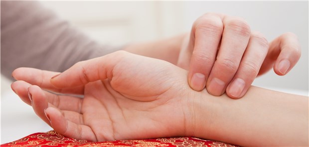 Handchirurgen fordern Fehlbildungsregister Untersuchung einer Hand: Chirurgen möchten ein Fehlbildungsregister und eine spezifische Codierung.